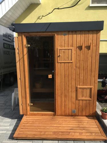 Exteriérová Kombinovaná sauna v rozmere 1,80×1,50 , 2 strany sú oplechované clippanelom, dorobený rošt a kryci paravan