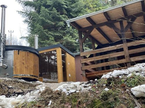 Exteriérová panoramatická sauna na tuhé palivo s nakladaním zvnútra + Kompozitná kada s LED osvetlením