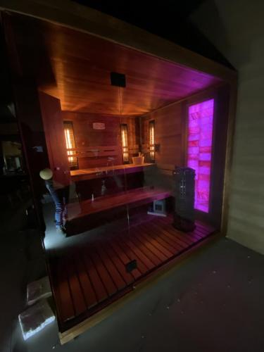 Kombinovaná sauna SAIBOT , vnútorný aj vonkajší obklad termoborovica , na želanie zákaznika RGB soľná stena za pec