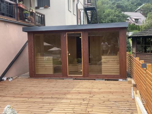 Exteriérová BIO SAUNA rozmer 430X230cm s pohodlnými lavicami , vonkajší obklad termoosika , vnutorní obklad osika biela , na tuhé palivo s nakladaním zvonku