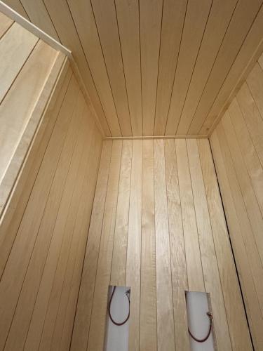 Infra sauna na mieru z obkladu osika biela, LED osvetlenie, sauna je na wifi pripojenie