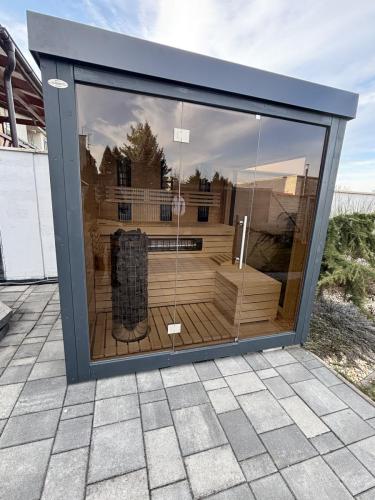 Exteriérová Kombinovaná sauna SAIBOT PANNORAMA, vonkajší obklad odtieň antracit, vnútorný obklad osika biela, 4x infra panel s ovládaním, vchod cez panoramatické okno