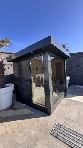 Exteriérová sauna SAIBOT PANORAMA, zvonku e oplechovaná v bez údržbovom SOFT paneli, vnúutorný obklad je osika biela, 4x infra panel + ovládanie, elektrická pec 9kw s externým ovládaním, soľná stena s LED osvetlením