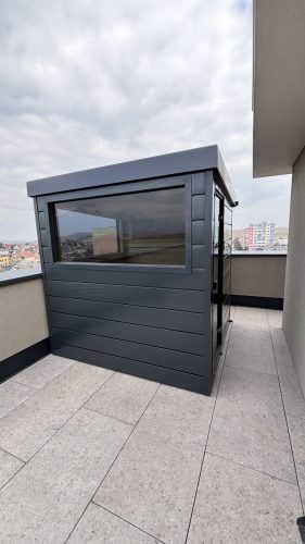 Exteriérová sauna SAIBOT PANORAMA, zvonku je oplechovaná v bez údržbovom SOFT paneli, vnútorný obklad je sibírsky smrekovec, samonosné lavice z osiky bielej, soľná stena s LED podsvietením, 2x polovičné okno