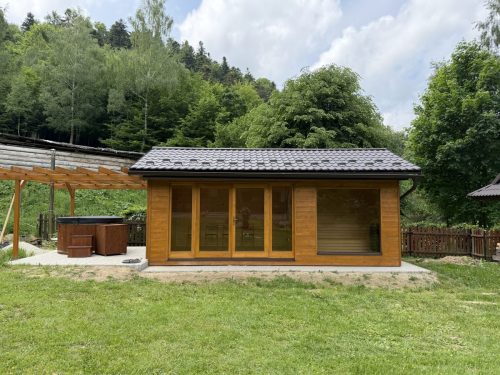 Exteriérová sauna SAIBOT s oddychovou miestnosťou a prístreškom