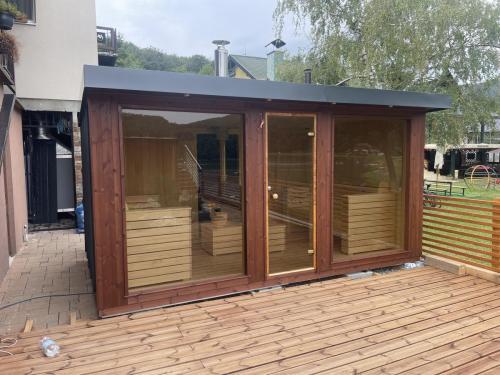 Exteriérová BIO SAUNA rozmer 430X230cm s pohodlnými lavicami , vonkajší obklad termoosika , vnútorný obklad osika biela , na tuhé palivo s nakladaním zvonku
